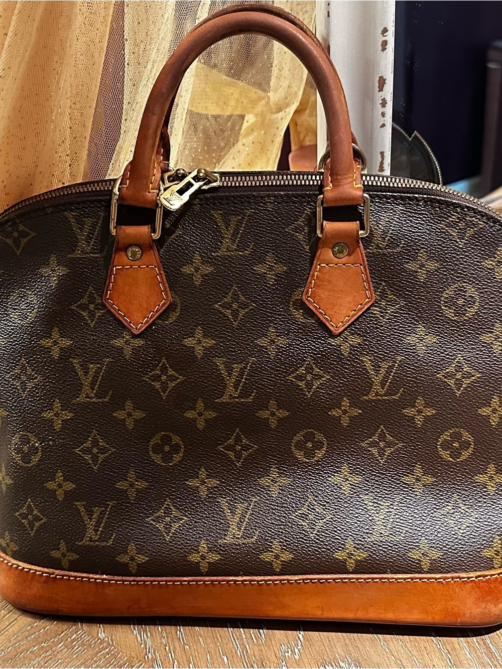 Louis Vuitton Alma - Picture 3 of 11